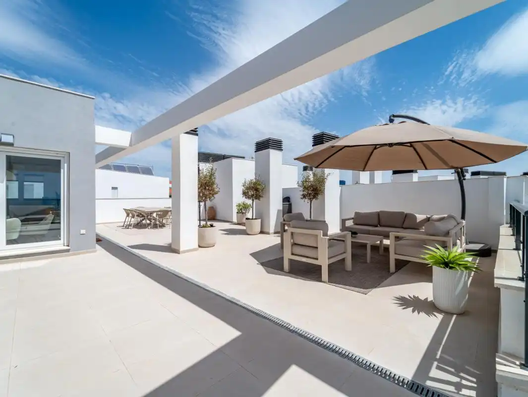 Terrasse von Wohnung zum Verkauf in Manilva mit Klimaanlage, Heizung und Privatgarten
