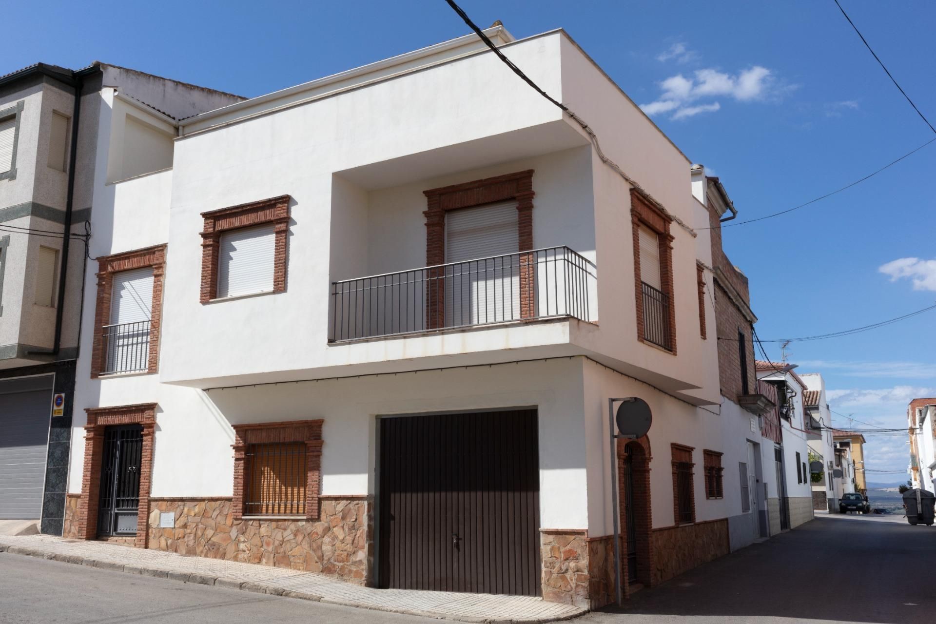 Vista exterior de Casa o xalet en venda en Mengíbar amb Terrassa i Balcó