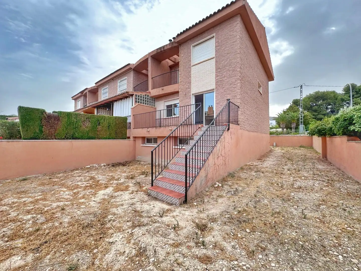 Vista exterior de Casa adosada en venta en Petrer con Jardín privado, Balcón y Piscina comunitaria