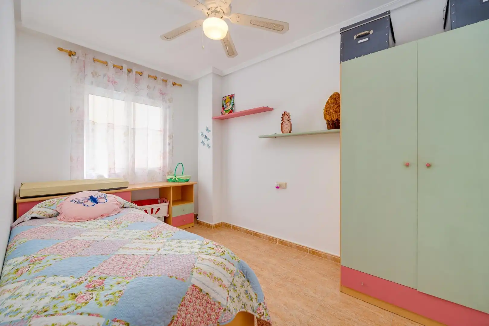 Habitación de Apartamento en venta en Torrevieja con Aire acondicionado, Terraza y Trastero