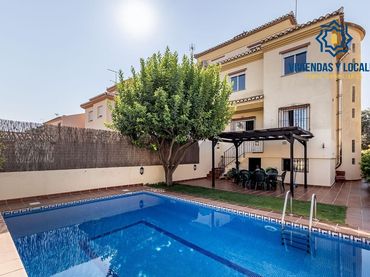 Casa pareada con piscina en venta en Calle CARLOS CANO (HI)