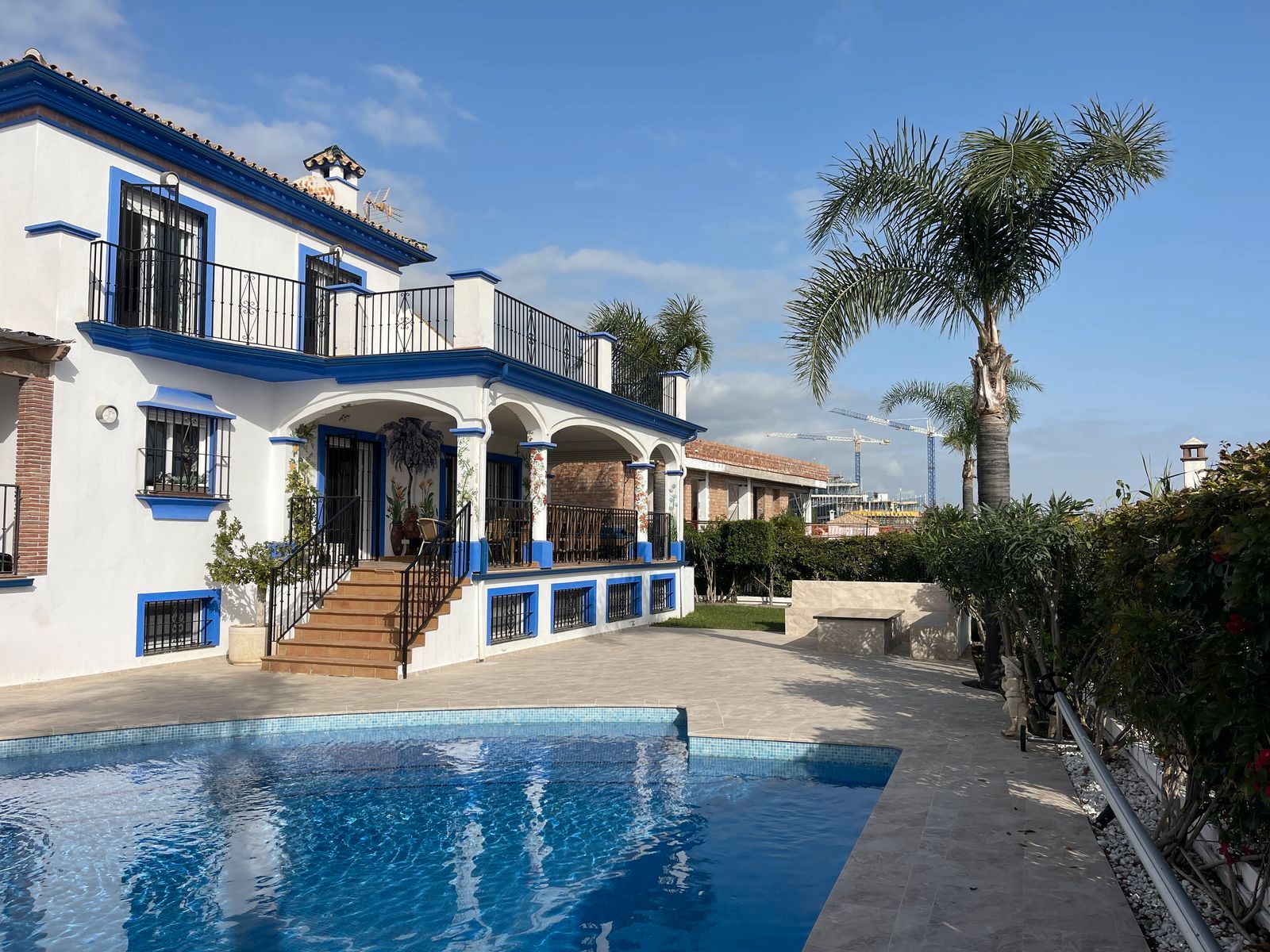Vista exterior de Casa o xalet en venda en Estepona amb Aire condicionat, Jardí privat i Terrassa