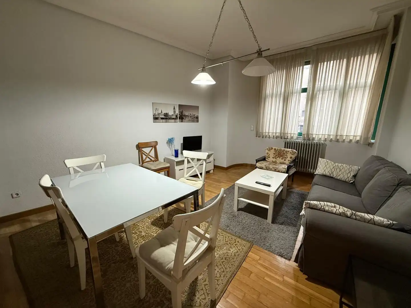 Sala d'estar de Pis de lloguer en Salamanca amb Calefacció, Parquet i Moblat
