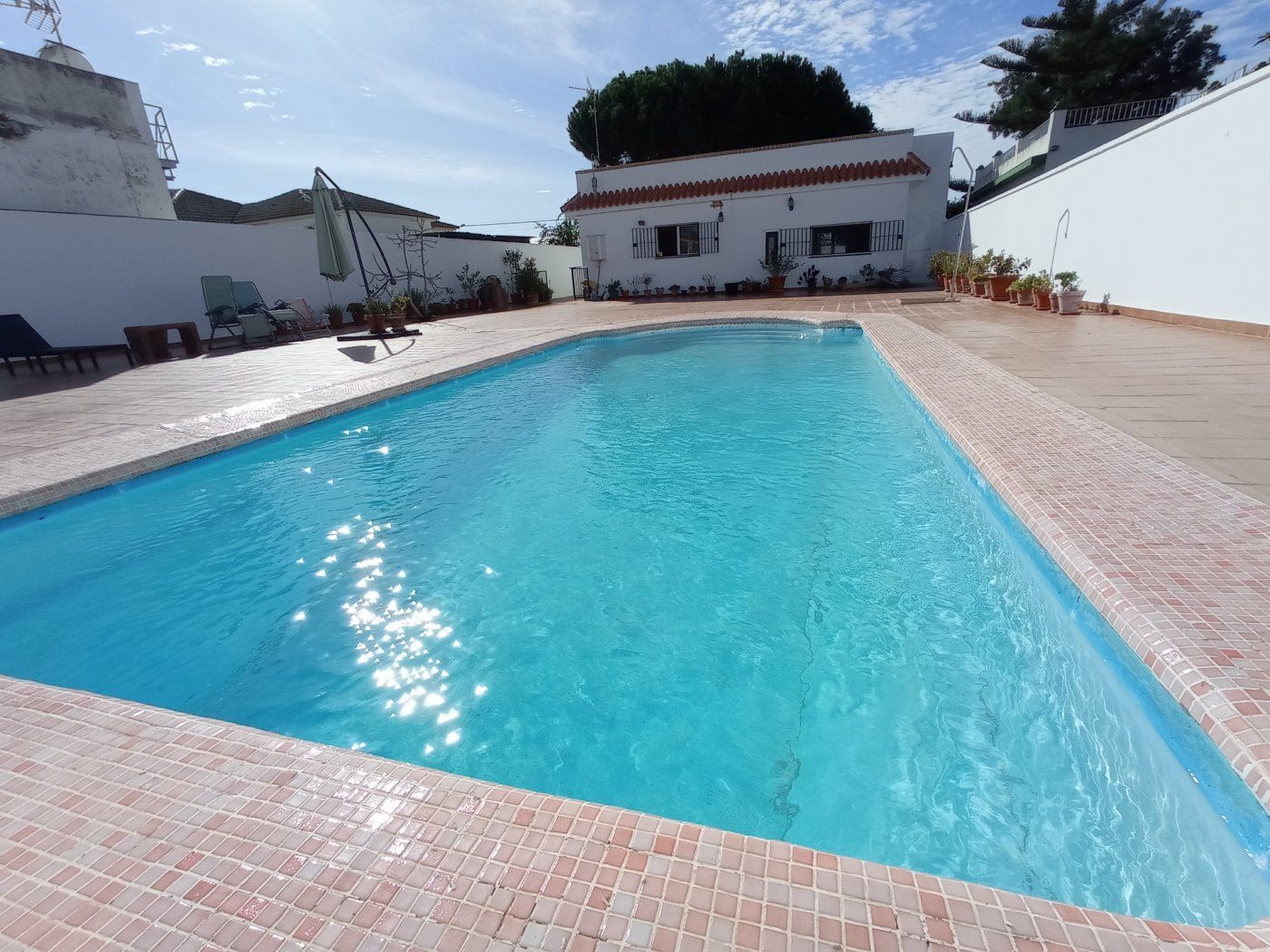 Piscina de Finca rústica en venta en Chipiona con Aire acondicionado, Jardín privado y Terraza