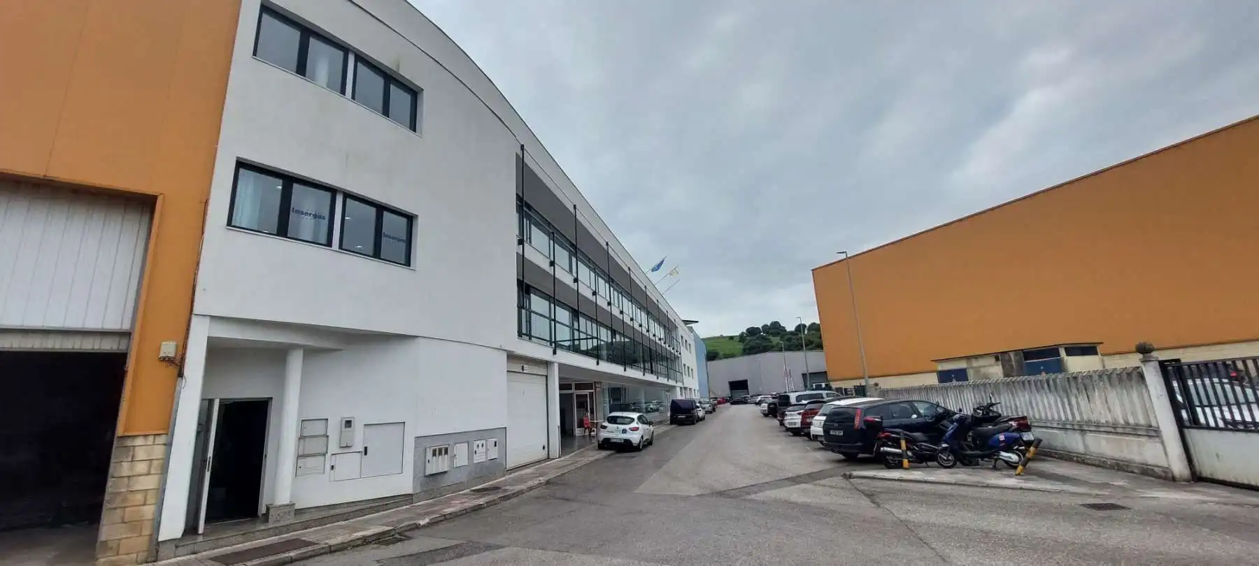 Außenansicht von Fabrikhallen zur Miete in Camargo