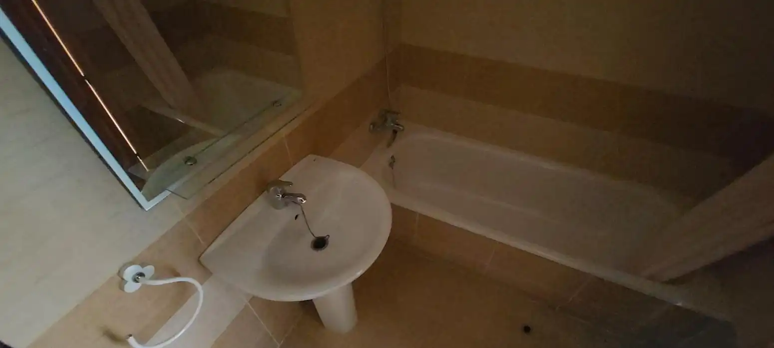 Badezimmer von Einfamilien-Reihenhaus zum Verkauf in Montalbo mit Heizung, Terrasse und Balkon