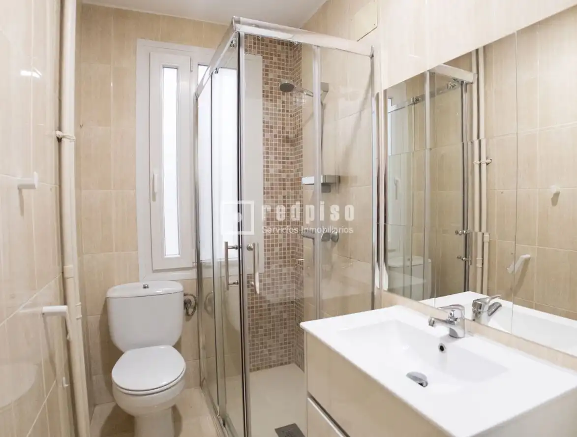 Baño de Piso en venta en Madrid con Calefacción y Amueblado