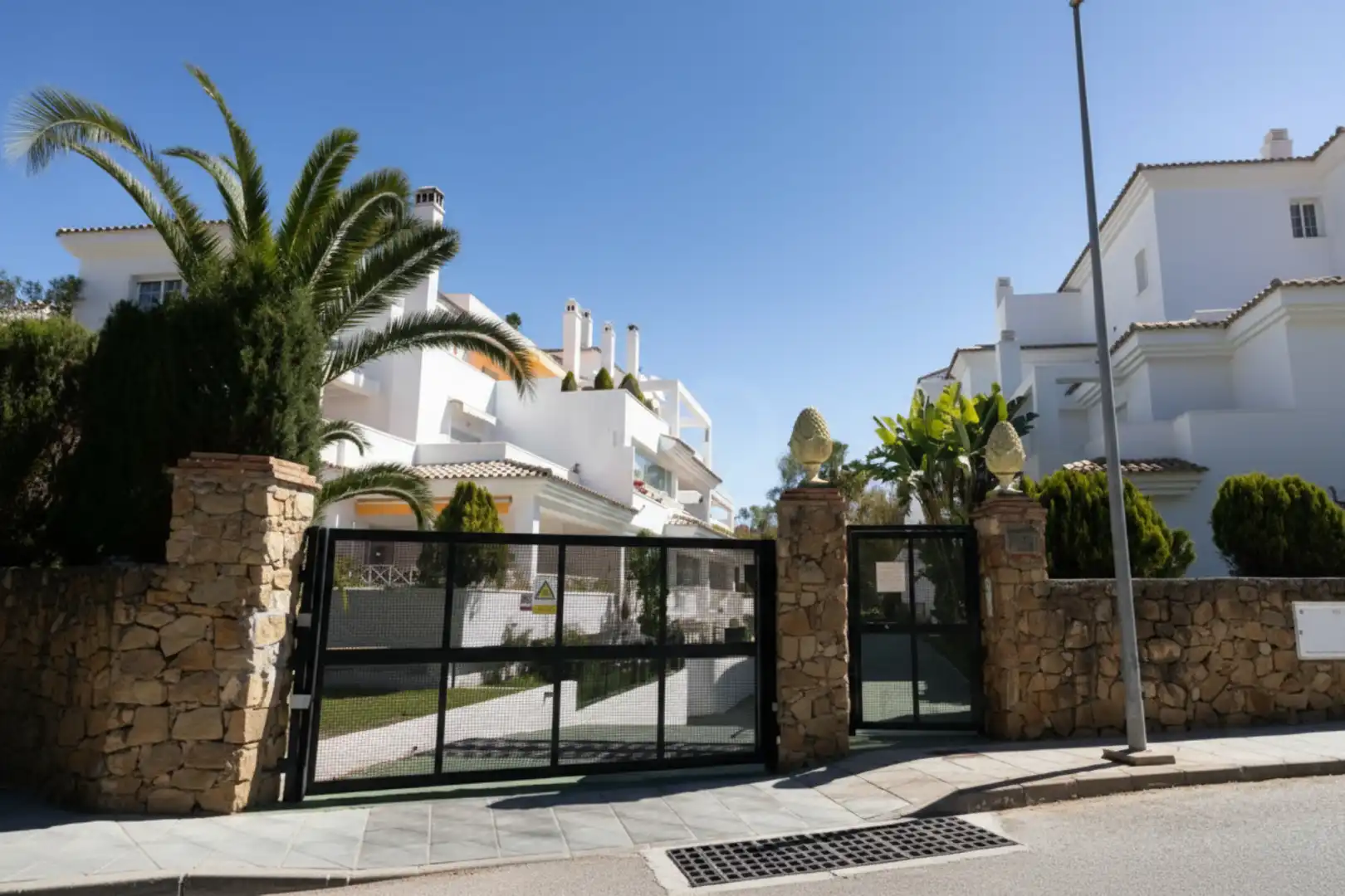 Exterior view of Garage for sale in Marbella