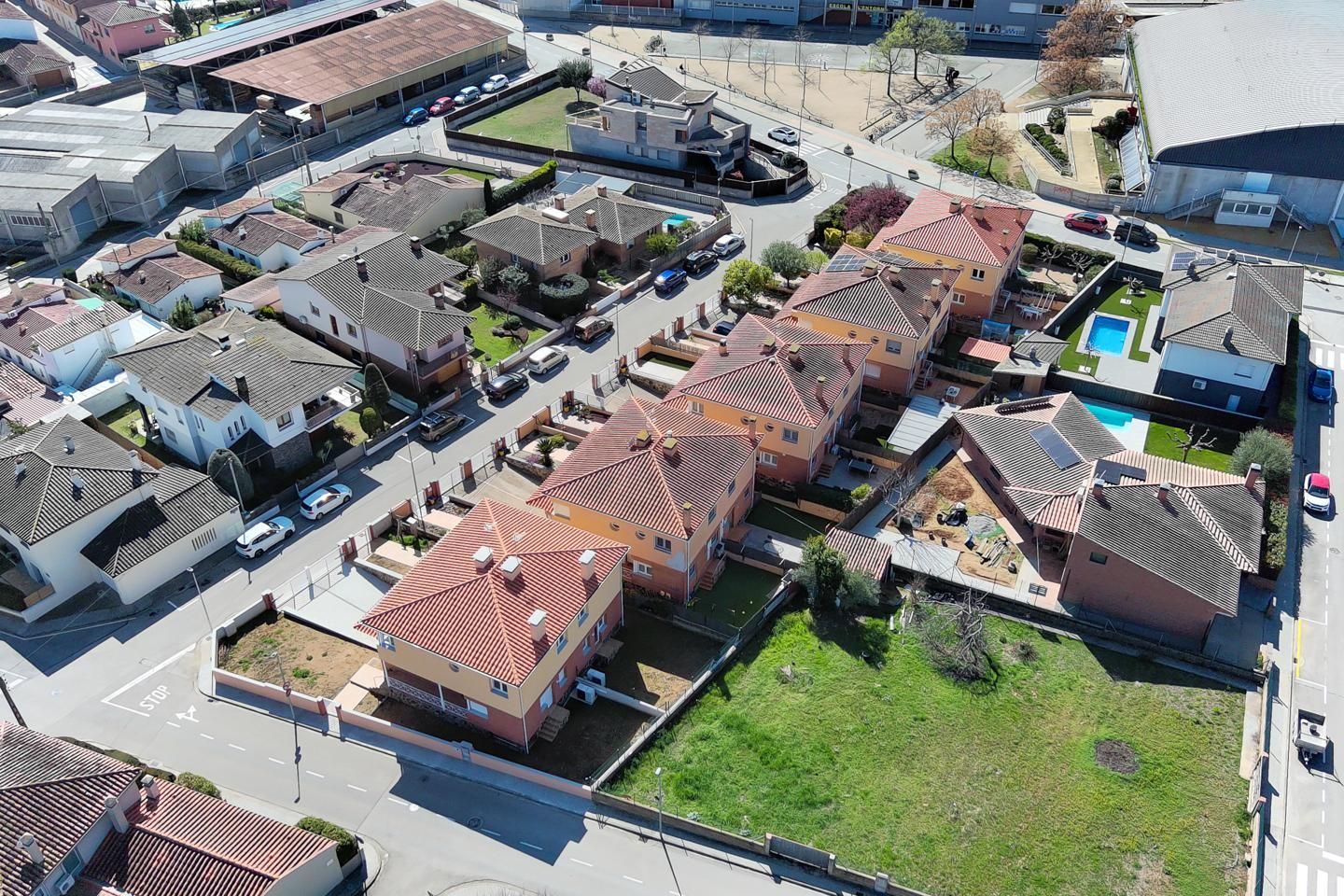 Vista exterior de Casa adosada en venda en Porqueres amb Aire condicionat i Jardí privat