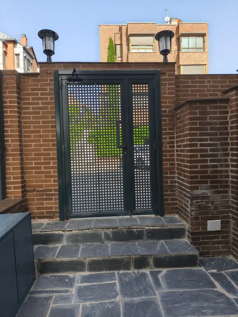 Vista exterior de Estudi en venda en Madrid amb Calefacció, Jardí privat i Parquet
