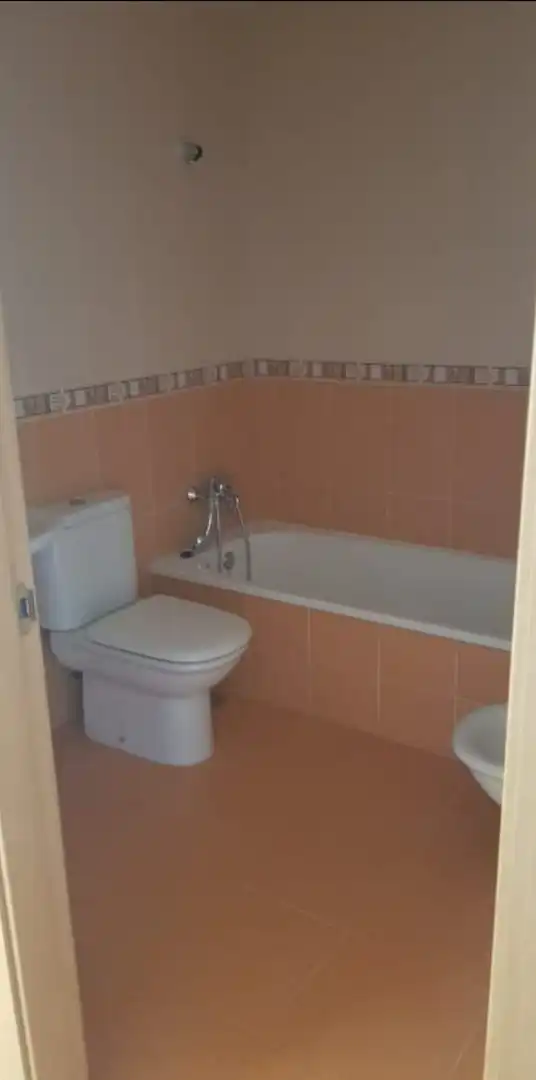 Badezimmer von Wohnung zum Verkauf in Vilagarcía de Arousa mit Parkett, Abstellraum und Ofen
