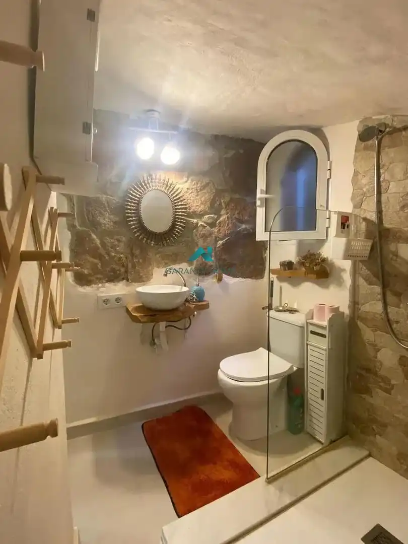 Badezimmer von Wohnung zur Miete in Gilet mit Klimaanlage, Heizung und Privatgarten
