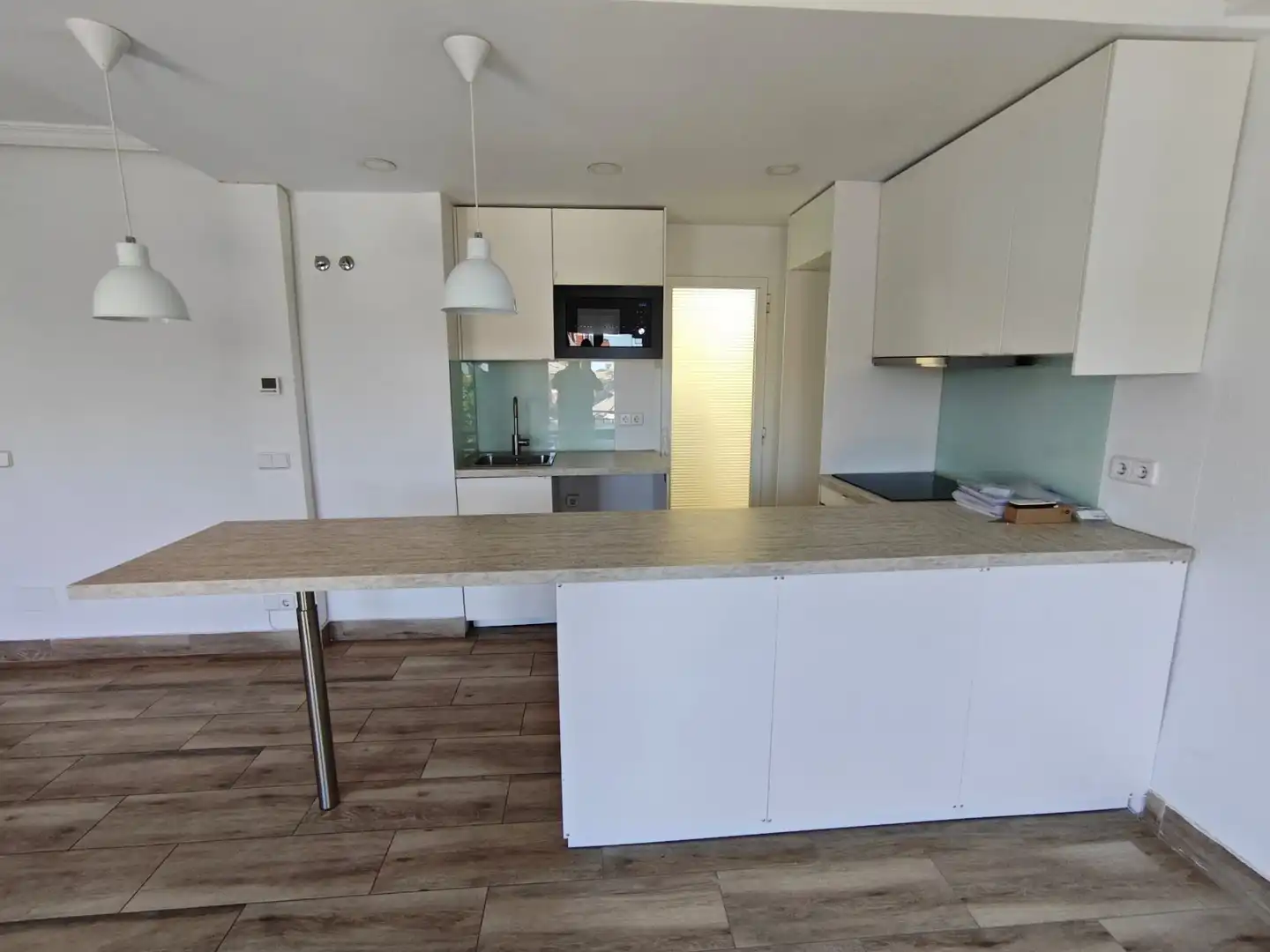 Cuina de Dúplex en venda en Sevilla la Nueva amb Aire condicionat, Calefacció i Jardí privat