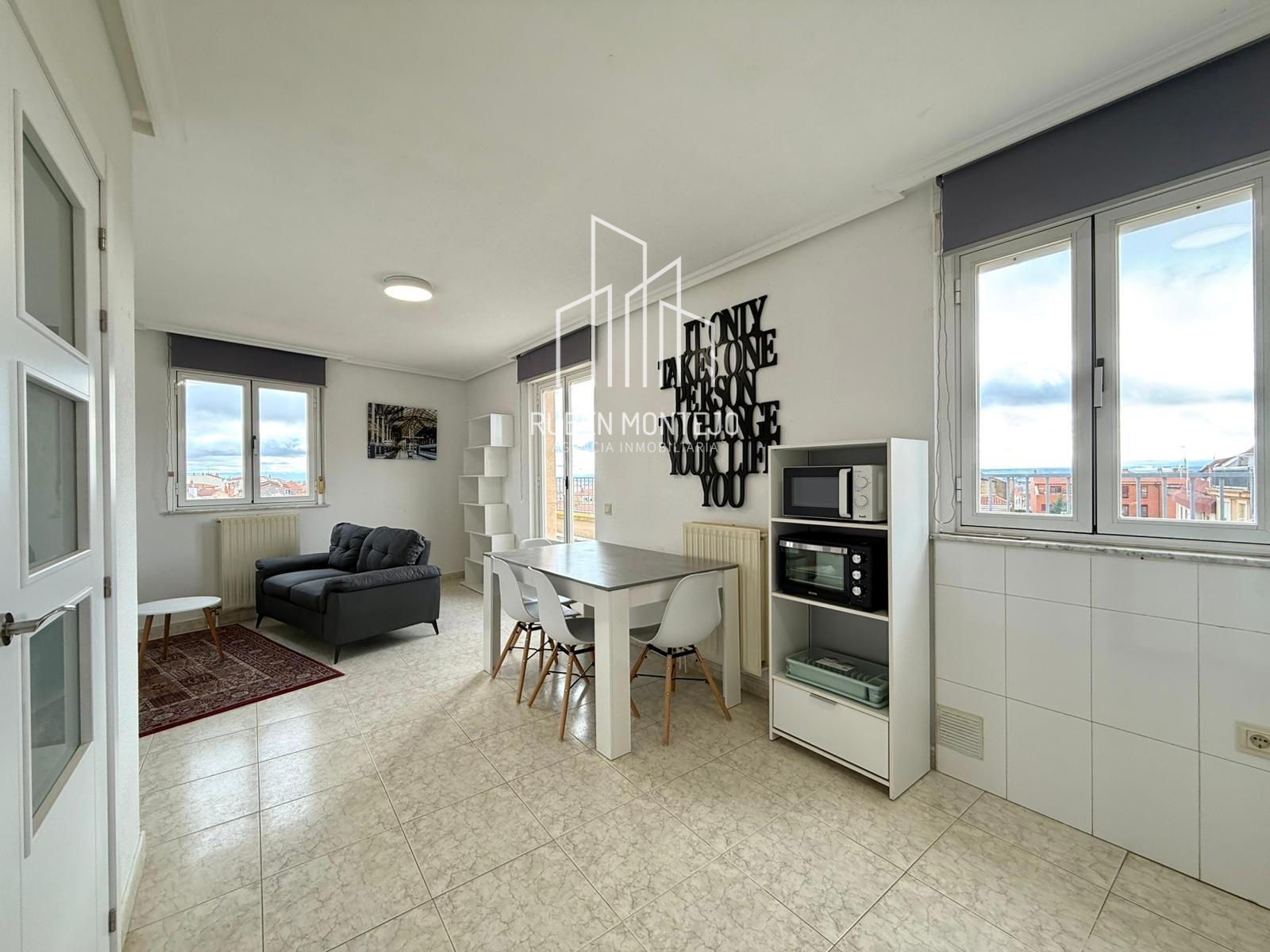 Sala d'estar de Àtic de lloguer en Salamanca Capital amb Calefacció, Terrassa i Moblat