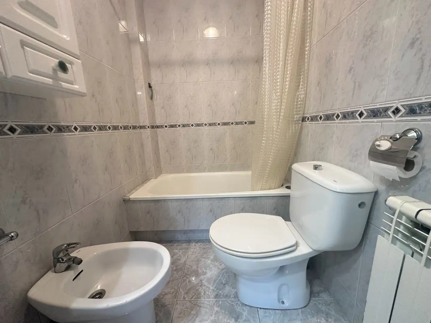 Baño de Piso de alquiler en Santiago de Compostela  con Calefacción, Amueblado y Lavadora
