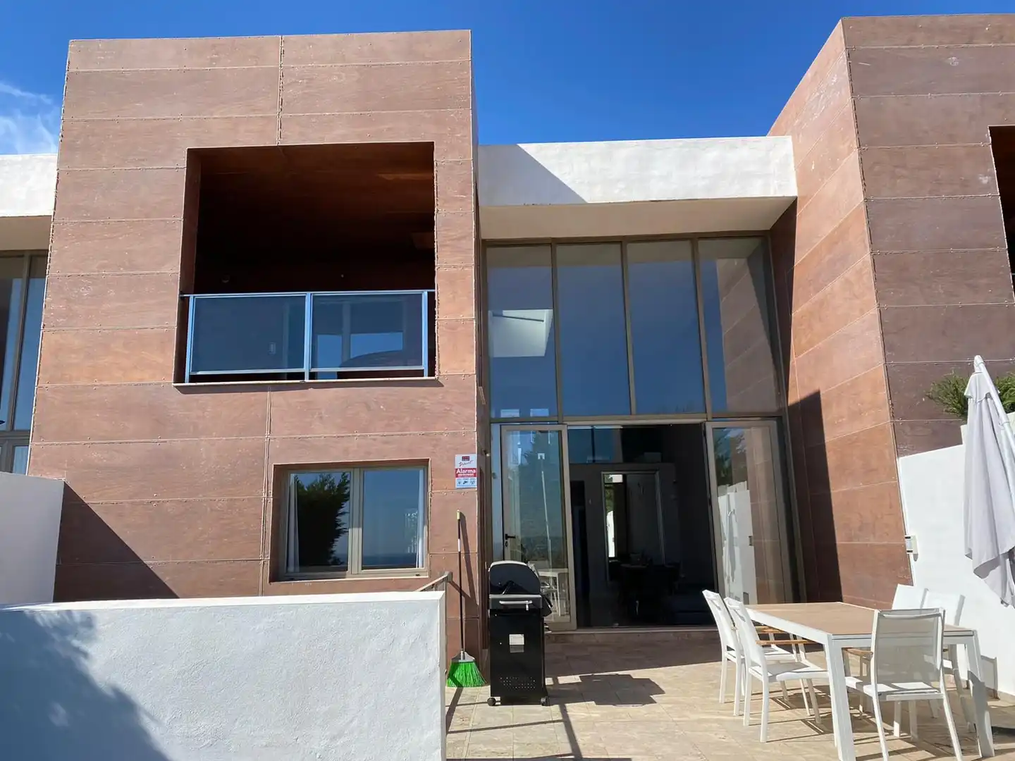 Vista exterior de Casa adosada de alquiler con opción a compra en Benahavís con Aire acondicionado, Terraza y Trastero