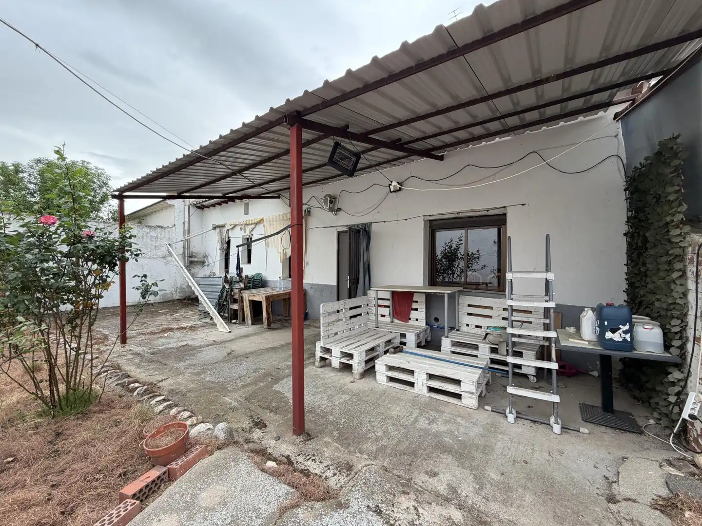 Vista exterior de Casa o xalet en venda en Narros de Saldueña amb Calefacció, Jardí privat i Traster