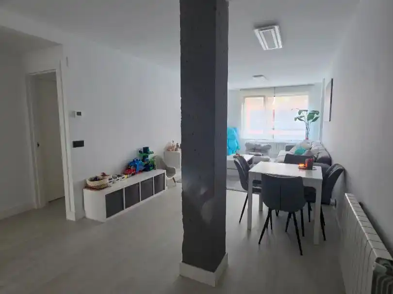 Sala d'estar de Pis en venda en Castro-Urdiales amb Piscina