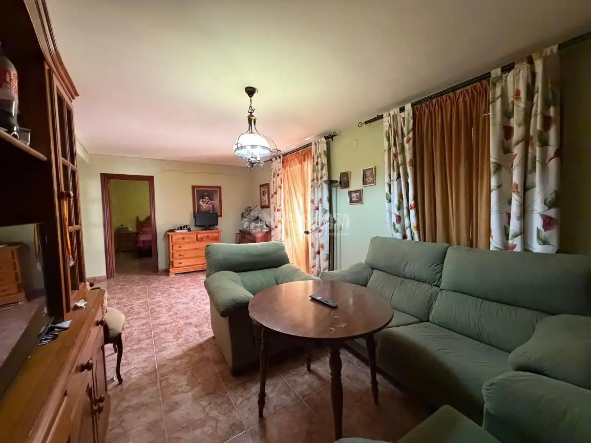 Wohnzimmer von Einfamilien-Reihenhaus zum Verkauf in Torredonjimeno mit Klimaanlage und Balkon