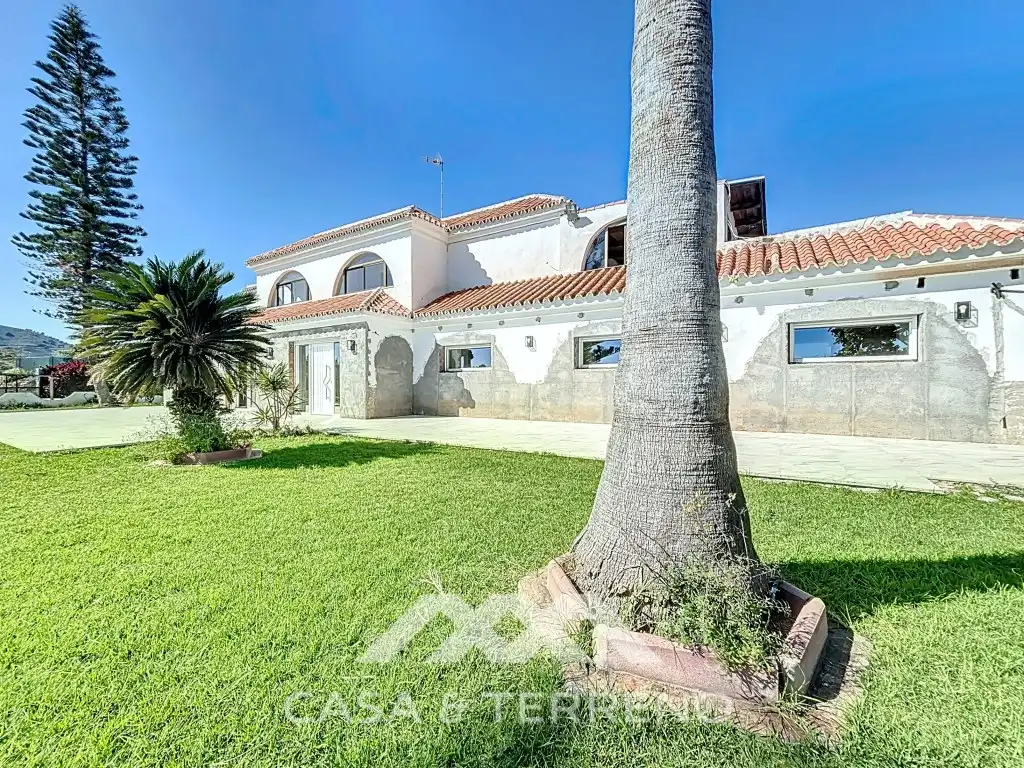 Vista exterior de Casa o xalet en venda en Vélez-Málaga amb Aire condicionat, Jardí privat i Terrassa