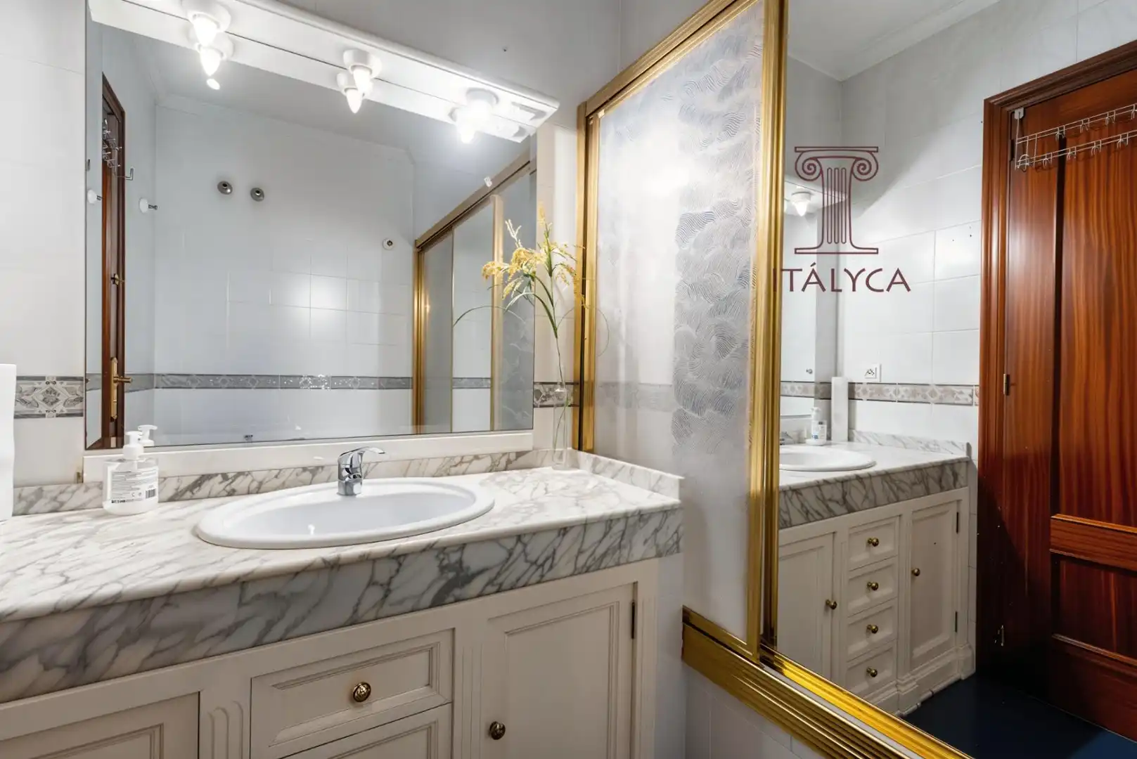 Baño de Casa adosada en venta en Tomares con Aire acondicionado, Terraza y Trastero