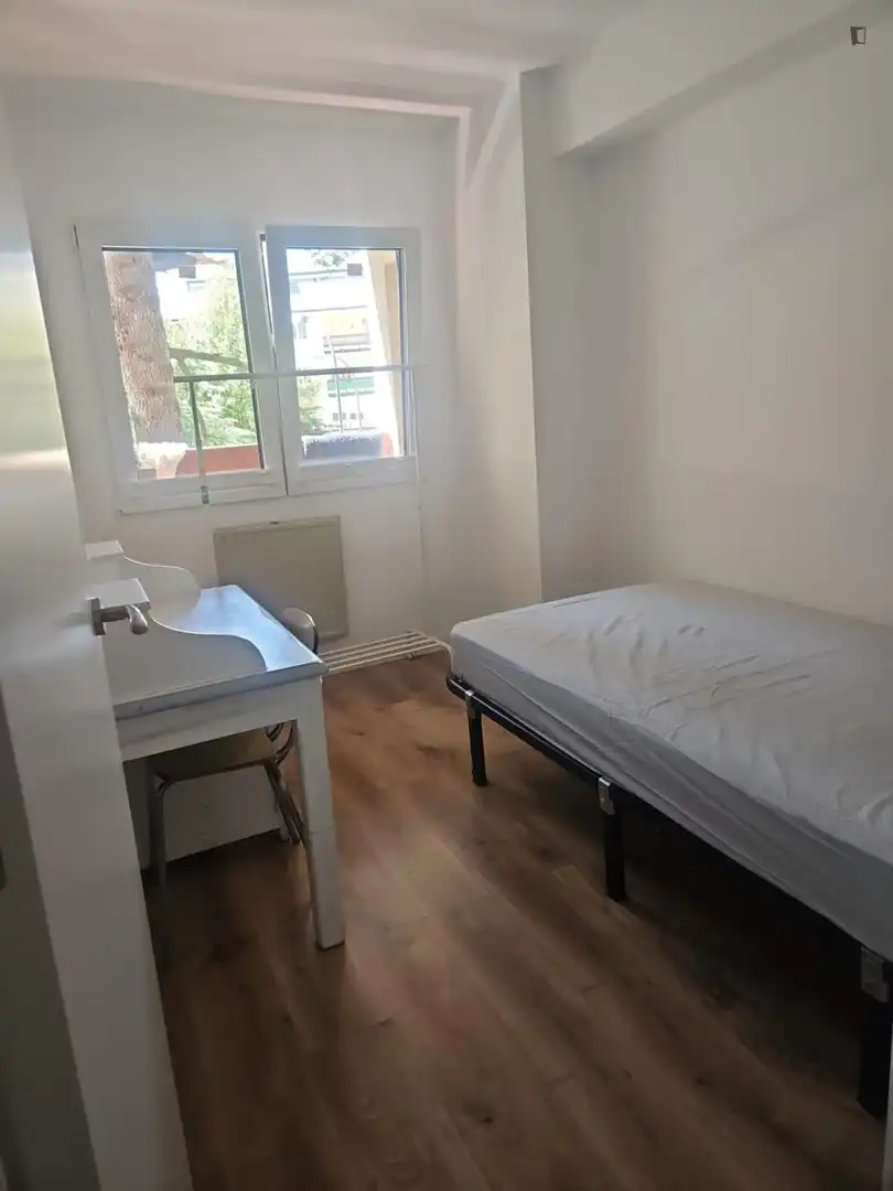 Dormitori de Apartament per a compartir en Collado Villalba amb Moblat, Microones i Balcó