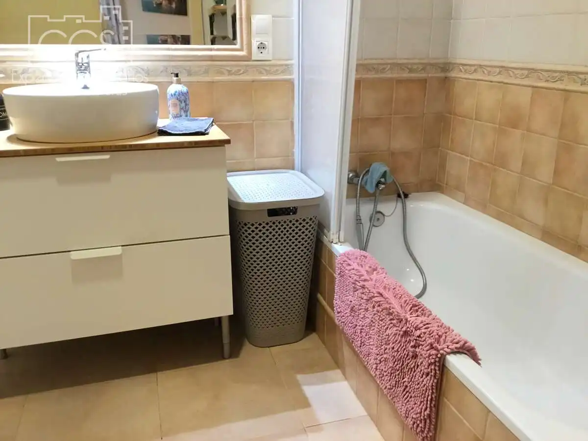 Bany de Casa o xalet en venda en Sevilla amb Aire condicionat, Traster i Piscina