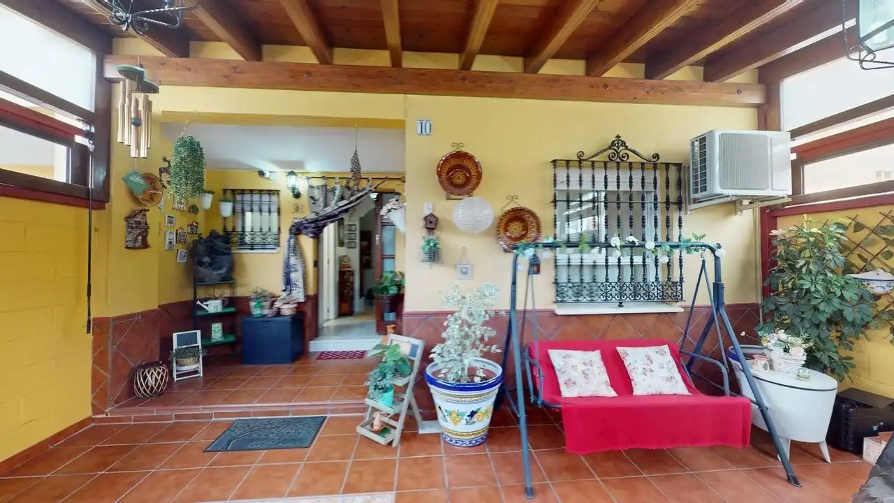 Terraced house with garden for sale in Benacazón
