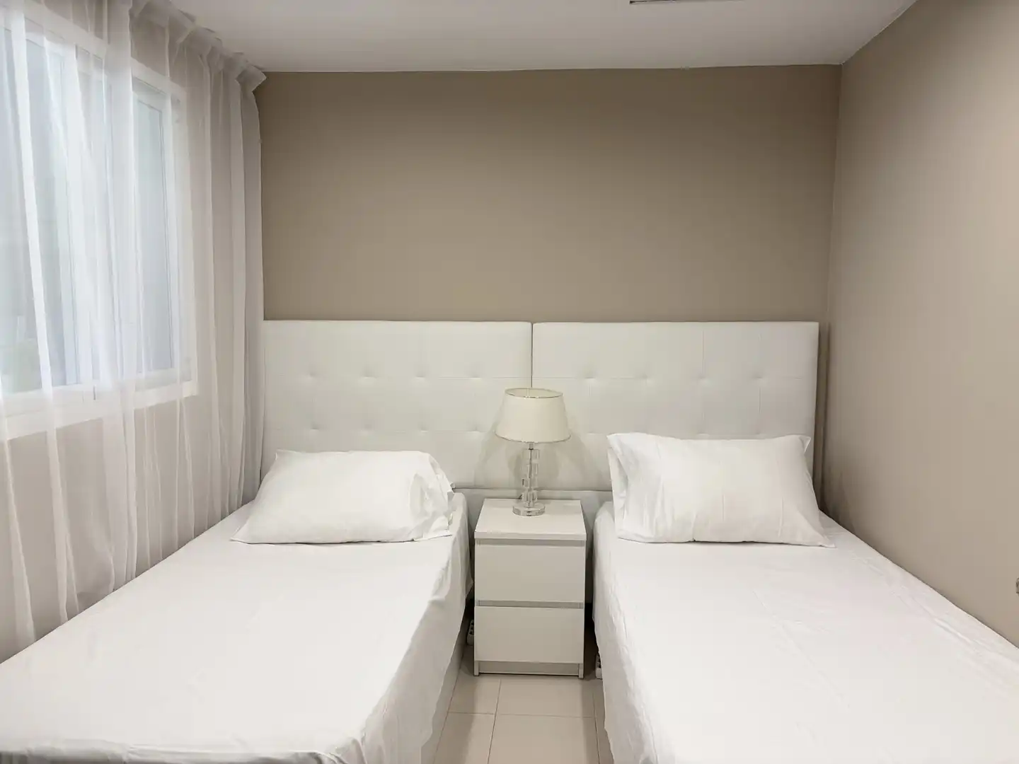 Dormitori de Apartament de lloguer en Marbella amb Aire condicionat, Terrassa i Piscina