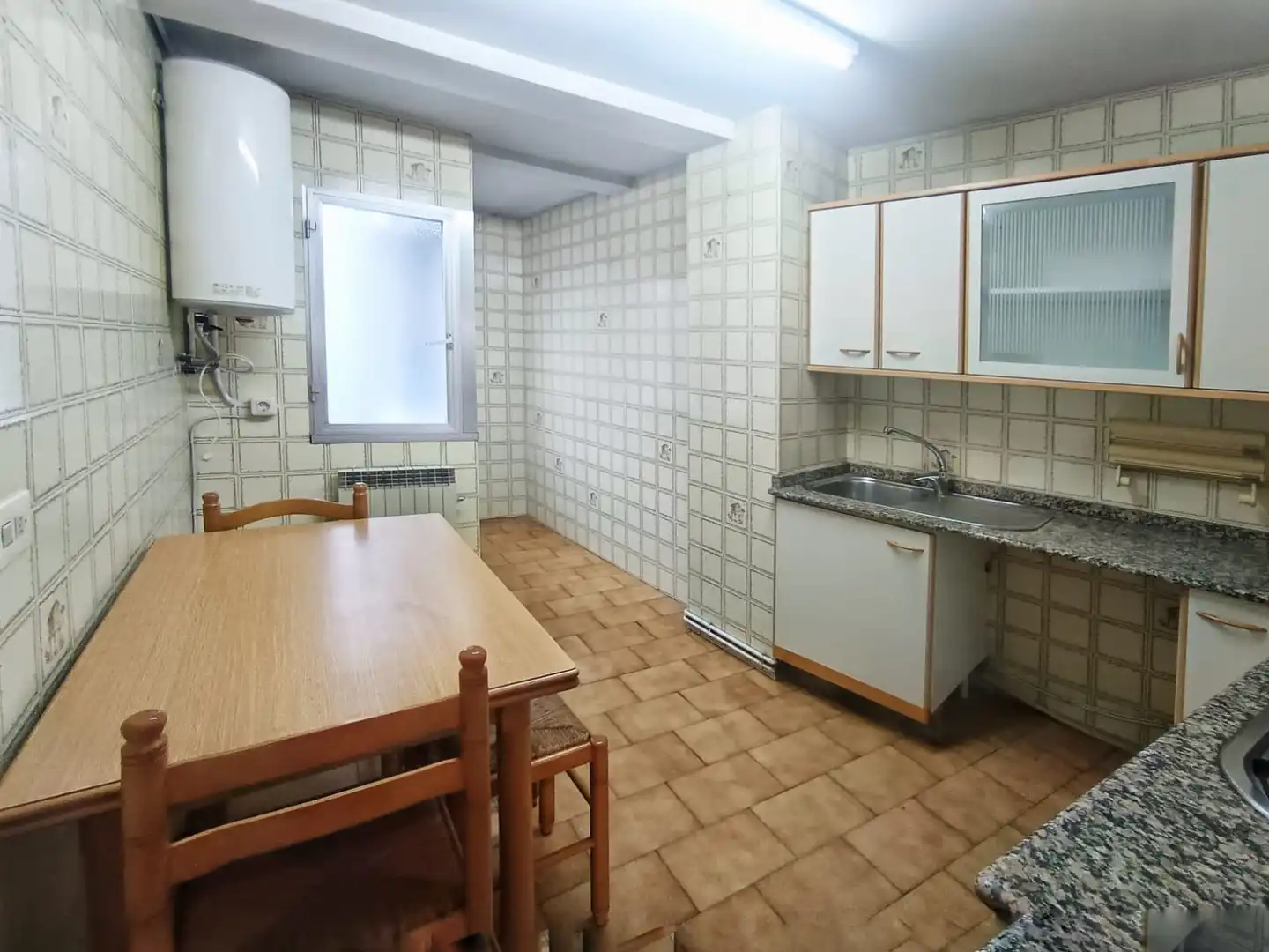 Cuina de Pis en venda en Pontevedra Capital  amb Calefacció, Parquet i Traster