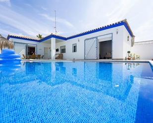 Piscina de Casa o xalet de lloguer en Chiclana de la Frontera amb Aire condicionat, Terrassa i Traster