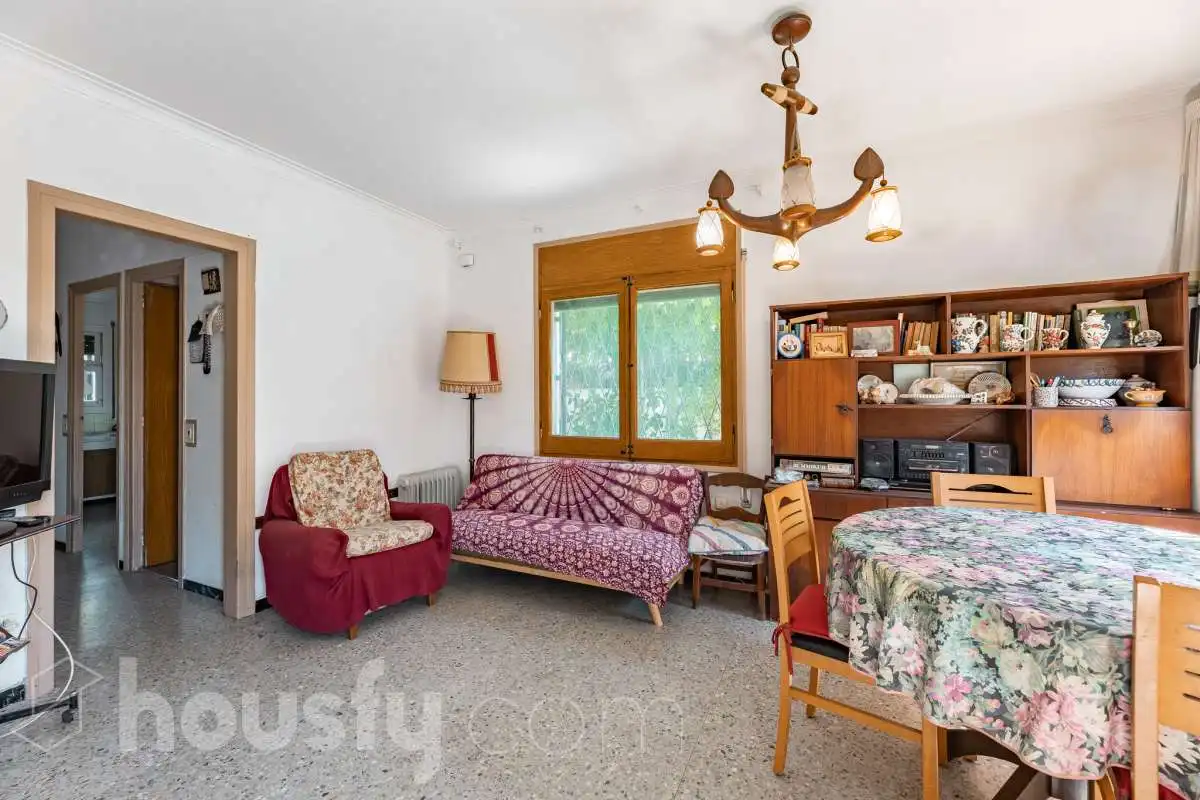 Sala d'estar de Casa o xalet en venda en Castelldefels amb Jardí privat, Terrassa i Traster