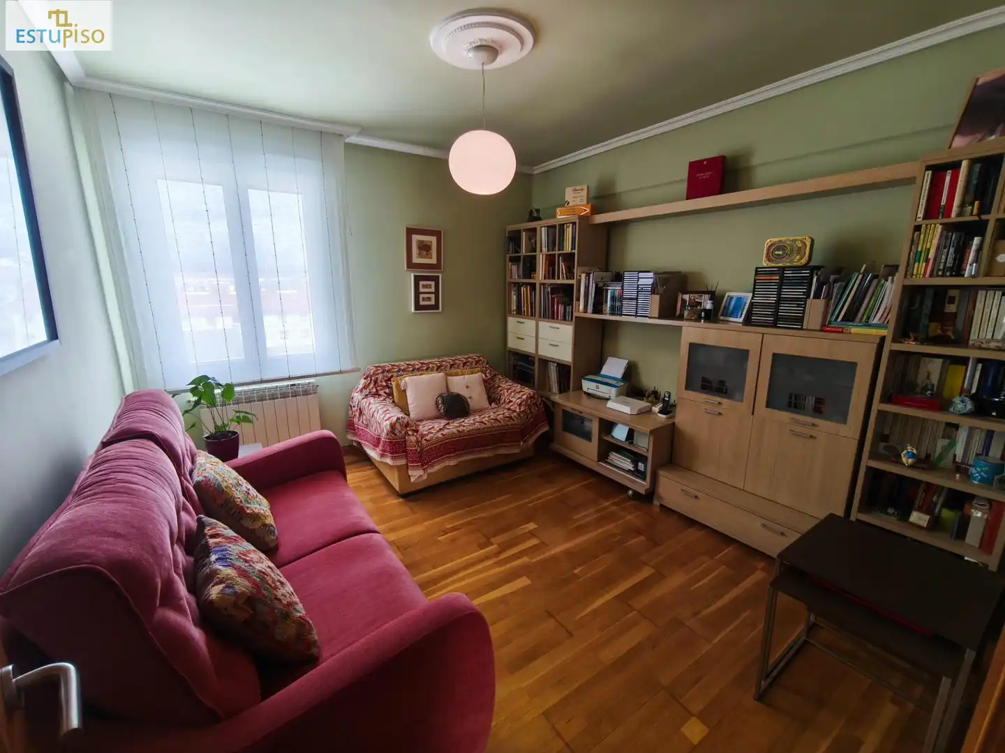 Sala de estar de Piso en venta en Vitoria - Gasteiz con Calefacción, Parquet y Amueblado