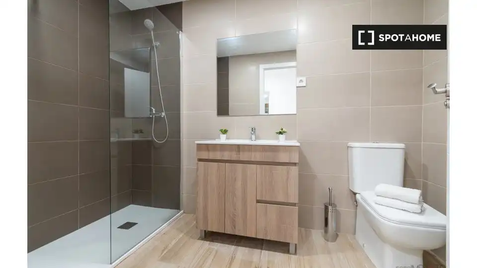Bathroom of Flat for rent in Madrid  with Air Conditioner, Heating and Furnished