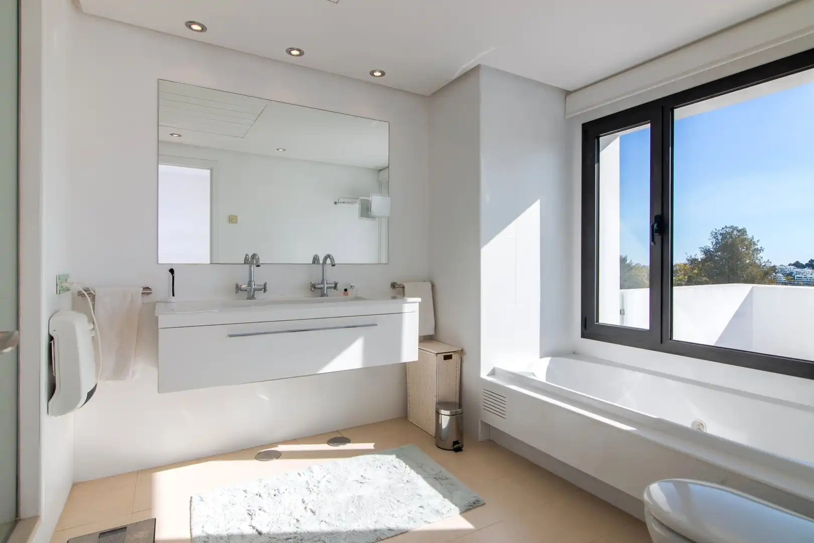 Bany de Casa o xalet de lloguer en Estepona amb Aire condicionat, Jardí privat i Terrassa