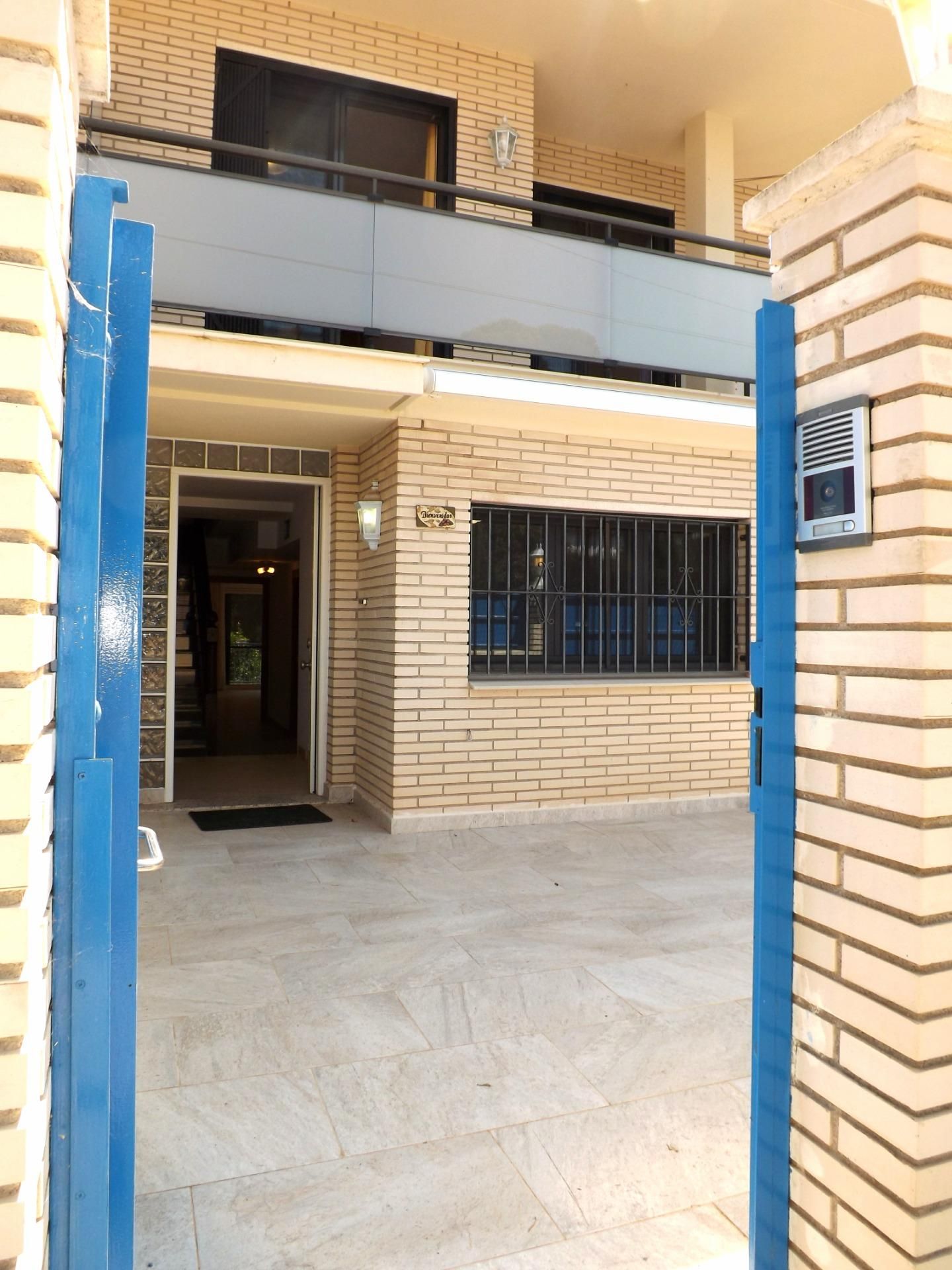 Vista exterior de Casa adosada en venda en Calafell amb Aire condicionat, Calefacció i Jardí privat