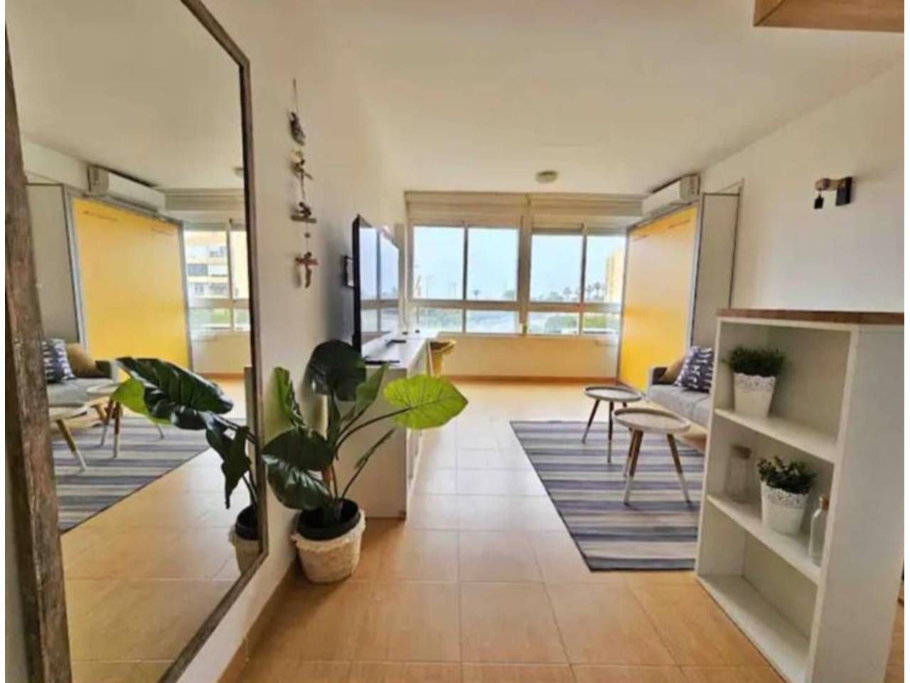 Sala d'estar de Estudi en venda en El Ejido amb Aire condicionat i Moblat