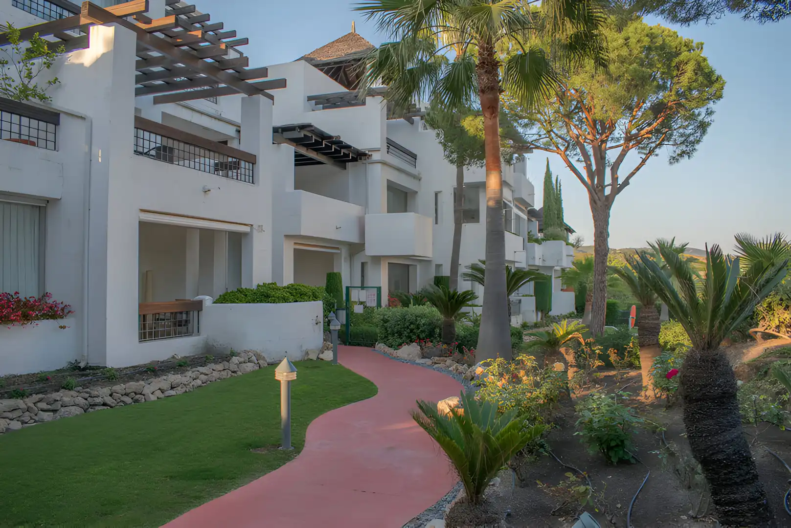 Vista exterior de Planta baixa en venda en Marbella amb Aire condicionat, Calefacció i Terrassa