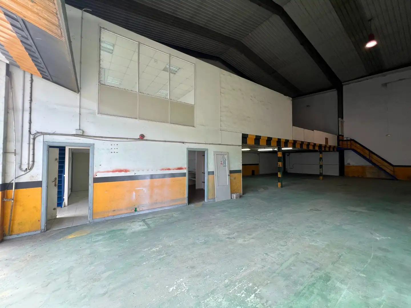 Industrial buildings for rent in Padrón