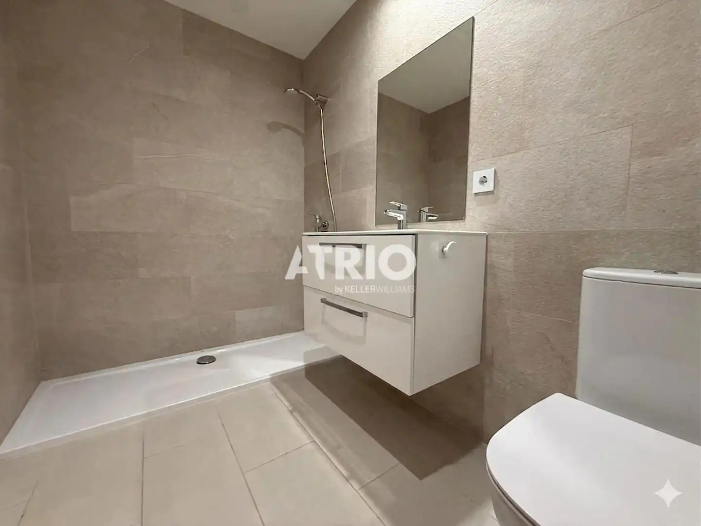 Baño de Piso en venta en  Palma de Mallorca con Aire acondicionado, Terraza y Piscina