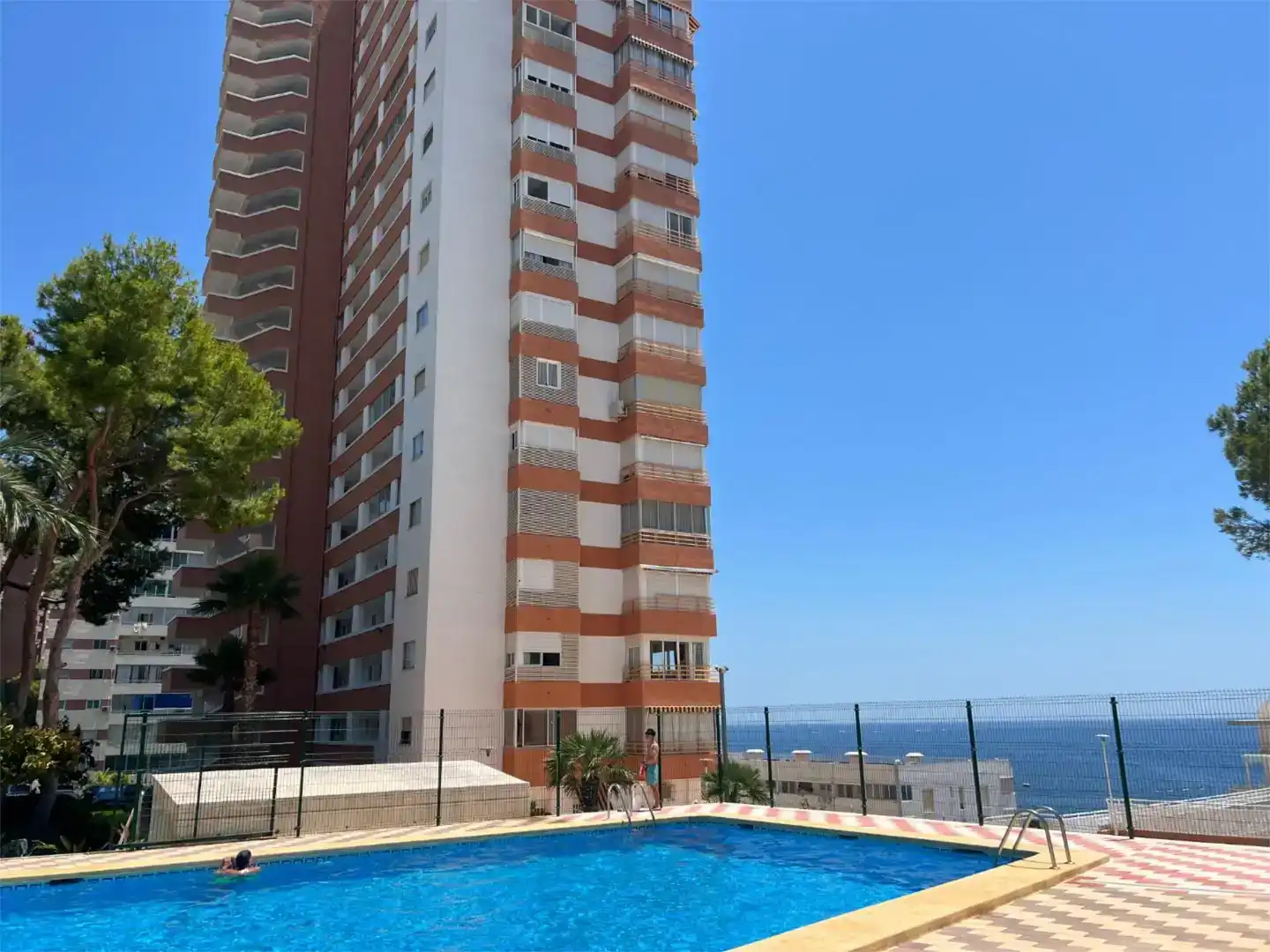 Schwimmbecken von Wohnung zur Miete in Benidorm mit Klimaanlage, Privatgarten und Schwimmbad