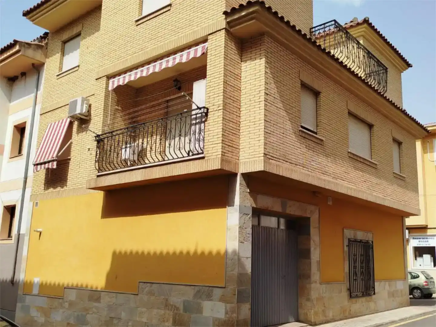Vista exterior de Casa adosada en venda en Coria amb Aire condicionat i Balcó