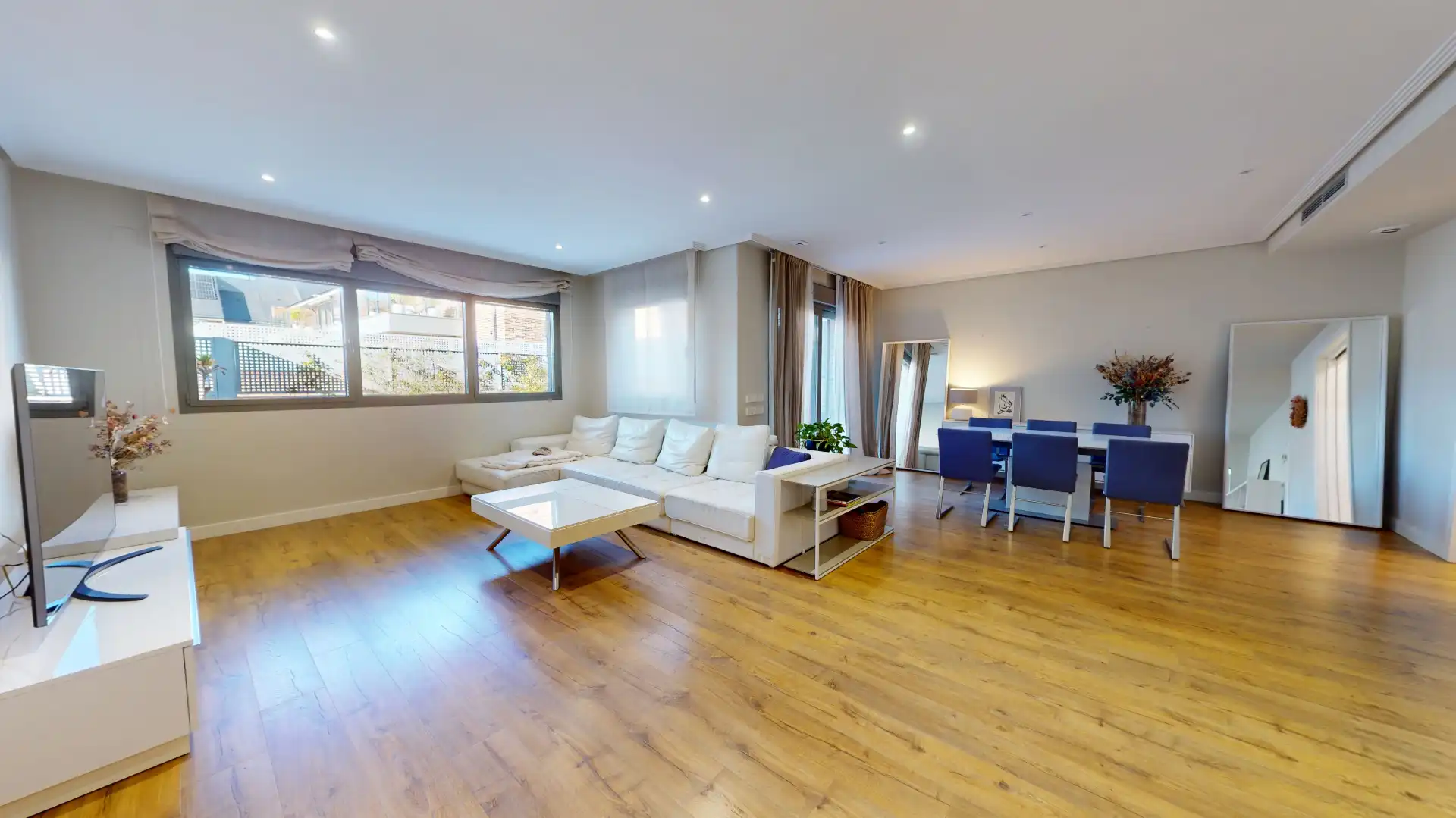 Wohnzimmer von Einfamilien-Reihenhaus zum Verkauf in Boadilla del Monte mit Klimaanlage, Heizung und Privatgarten