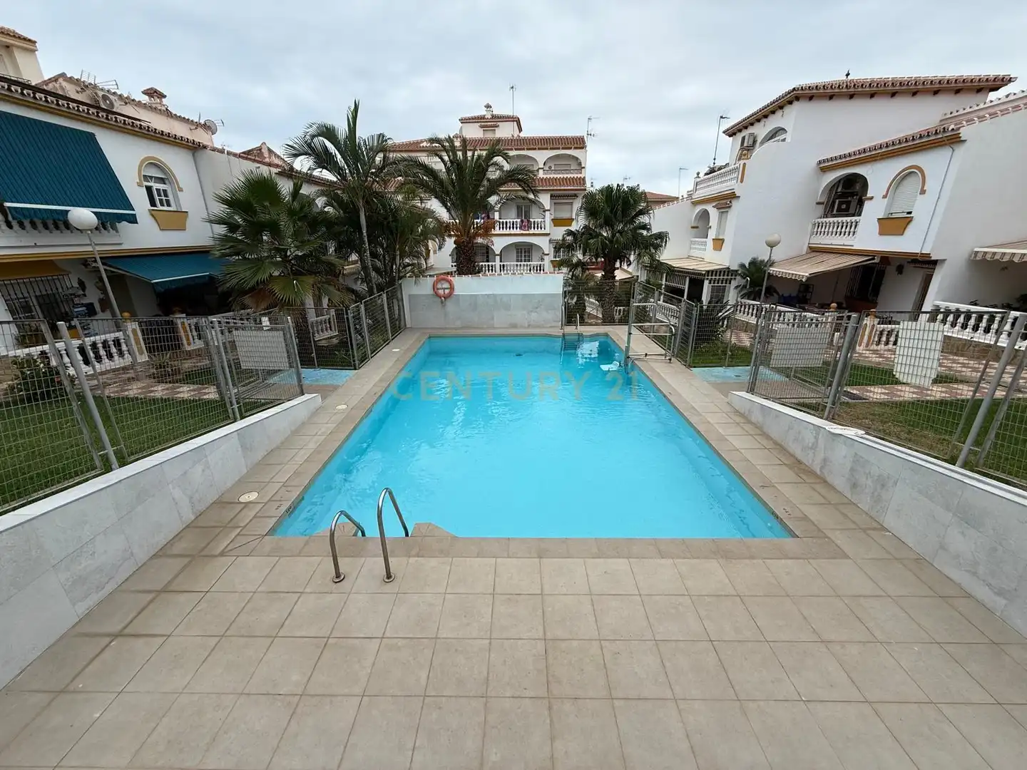 Piscina de Casa adosada en venda en Torrox amb Aire condicionat, Balcó i Piscina comunitària