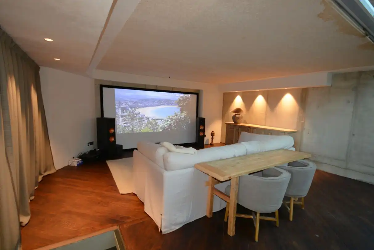 Sala d'estar de Casa o xalet en venda en Donostia - San Sebastián  amb Aire condicionat, Calefacció i Jardí privat