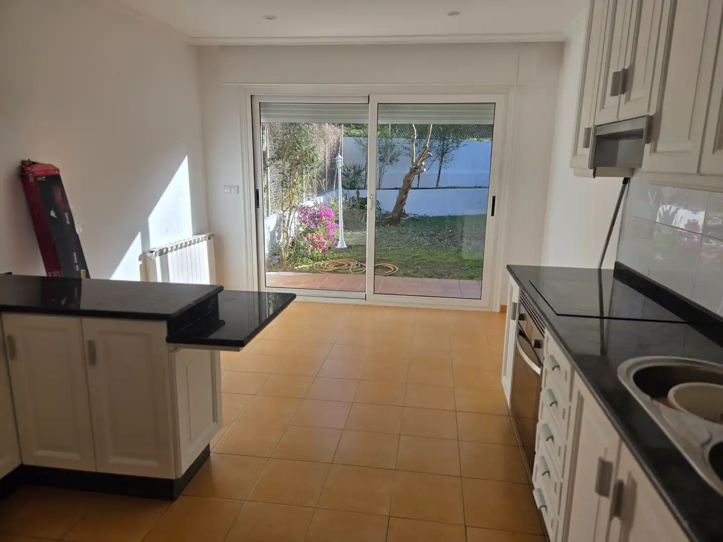 Cuina de Casa adosada en venda en Vigo  amb Calefacció, Jardí privat i Parquet