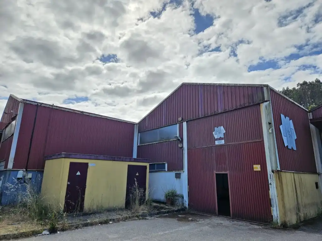 Vista exterior de Nave industrial en venta en Gozón