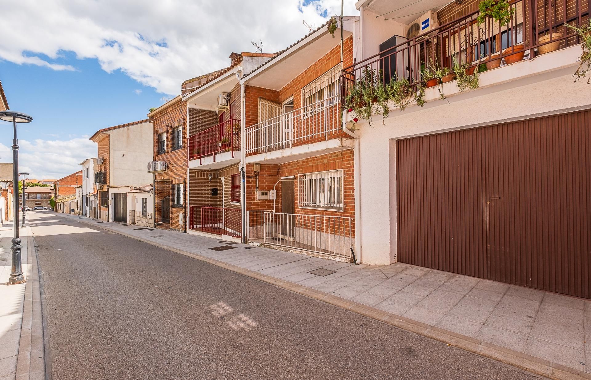 Vista exterior de Casa adosada en venda en El Álamo amb Calefacció, Jardí privat i Balcó