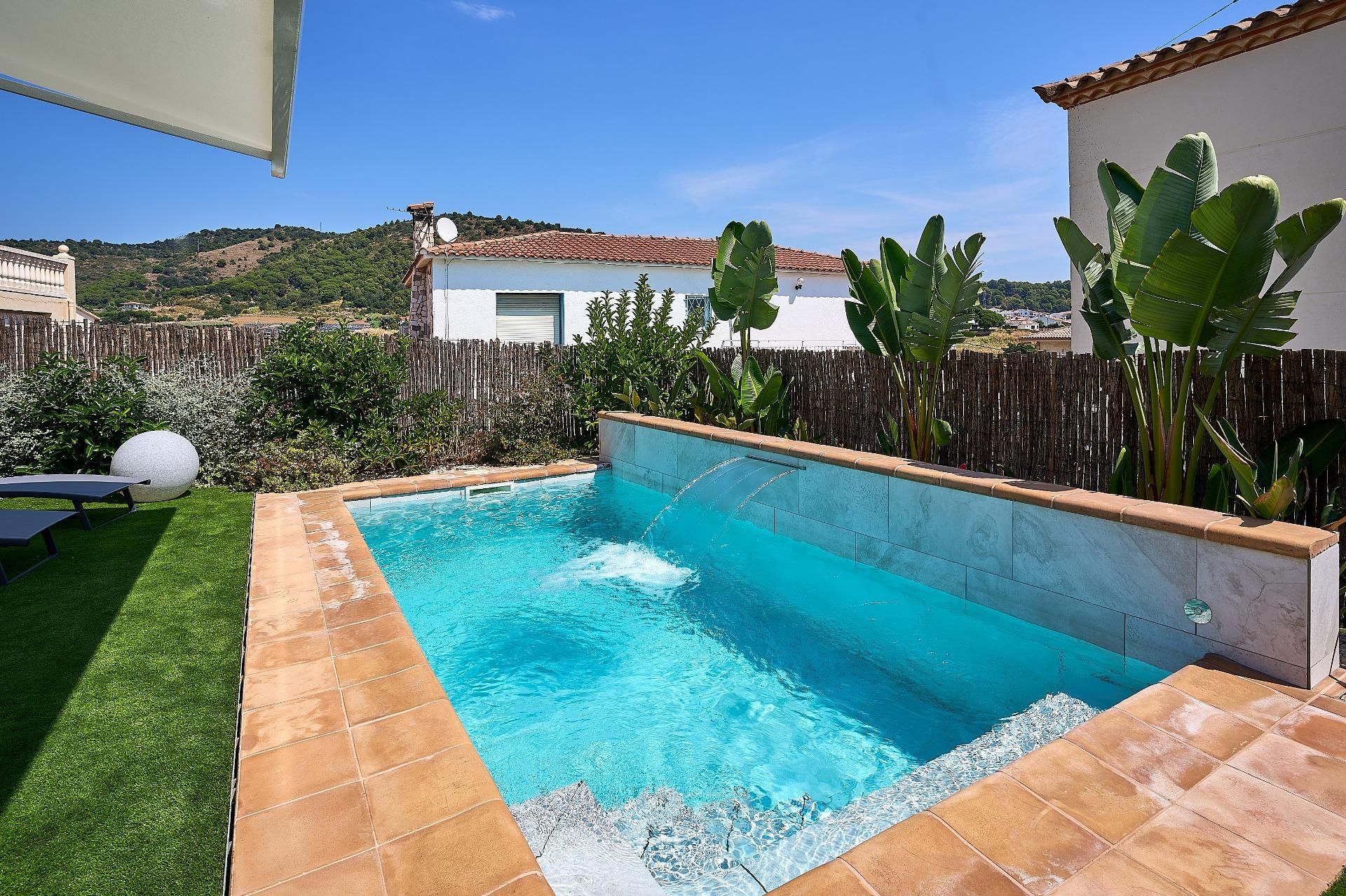 Piscina de Casa o xalet en venda en Pineda de Mar amb Jardí privat