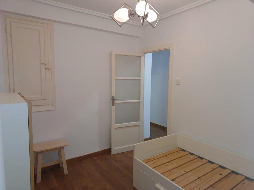 Dormitori de Pis de lloguer en  Valencia Capital amb Parquet, Moblat i Forn